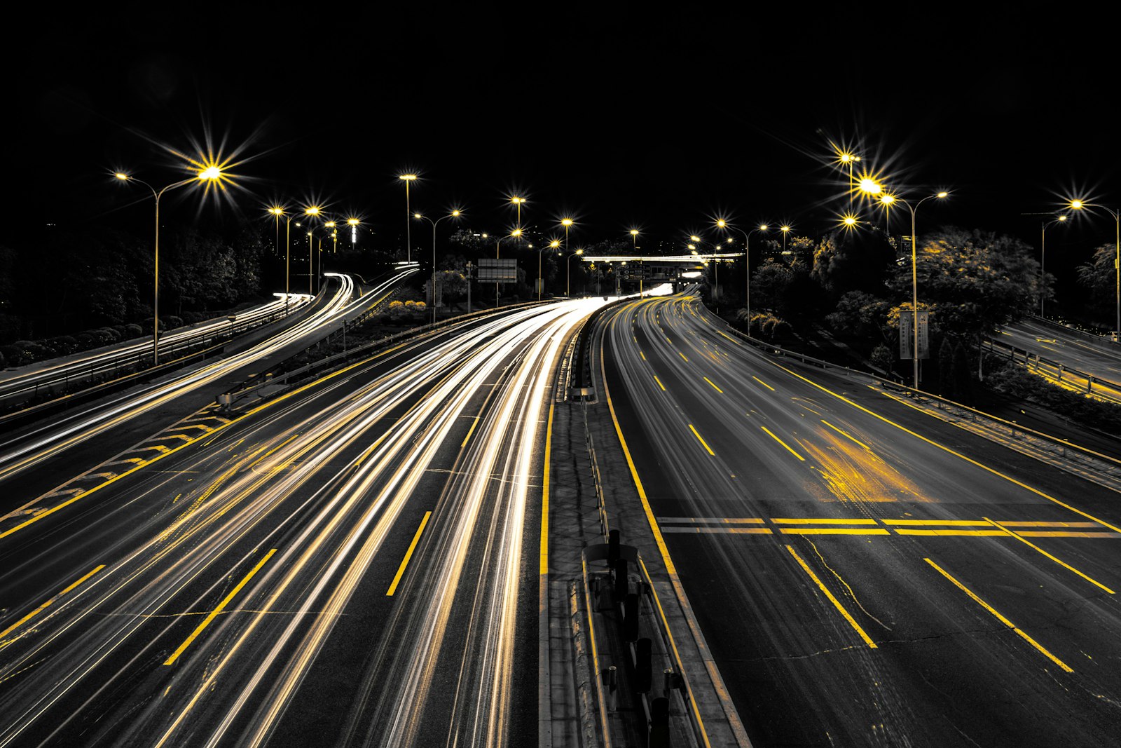 Autopista iluminada de noche